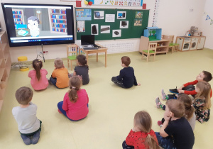 05 Dzieci oglądają filmik edukacyjny o bezpieczeństwie w sieci